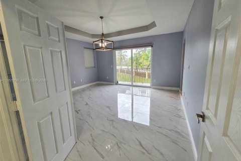 Casa en venta en Miami, Florida, 5 dormitorios, 316.15 m2 № 2007092 - foto 12