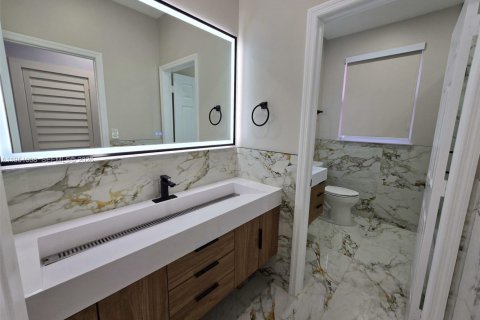 Casa en venta en Miami, Florida, 5 dormitorios, 316.15 m2 № 2007092 - foto 21