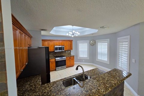 Casa en venta en Miami, Florida, 5 dormitorios, 316.15 m2 № 2007092 - foto 10