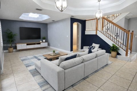 Casa en venta en Miami, Florida, 5 dormitorios, 316.15 m2 № 2007092 - foto 3