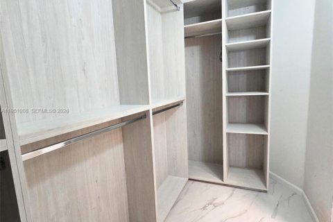 Casa en venta en Miami, Florida, 5 dormitorios, 316.15 m2 № 2007092 - foto 15