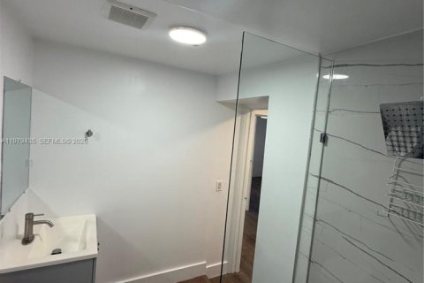 Apartamento en alquiler en Miami, Florida, 2 dormitorios № 2079855 - foto 9