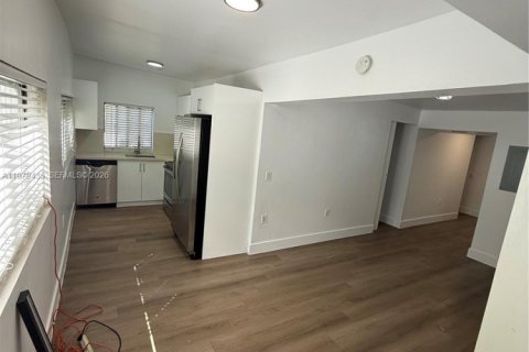 Apartamento en alquiler en Miami, Florida, 2 dormitorios № 2079855 - foto 2