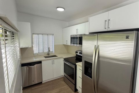 Apartamento en alquiler en Miami, Florida, 2 dormitorios № 2079855 - foto 4