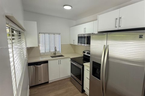 Apartamento en alquiler en Miami, Florida, 2 dormitorios № 2079855 - foto 3