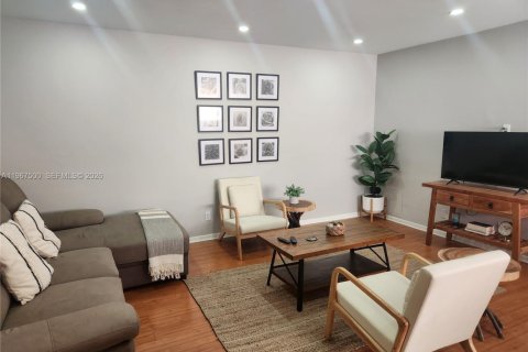 Condominio en venta en Wilton Manors, Florida, 2 dormitorios, 73.21 m2 № 2028760 - foto 3