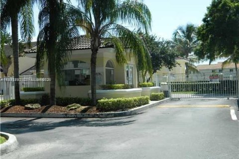 Touwnhouse à louer à Miami, Floride: 3 chambres, 106.84 m2 № 1998664 - photo 2