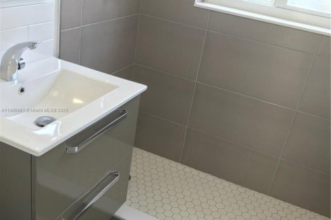 Villa ou maison à louer à Miami, Floride: 2 chambres № 1947876 - photo 8