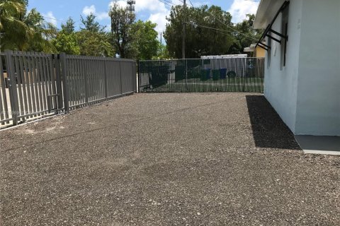 Villa ou maison à louer à Miami, Floride: 2 chambres № 1947876 - photo 12