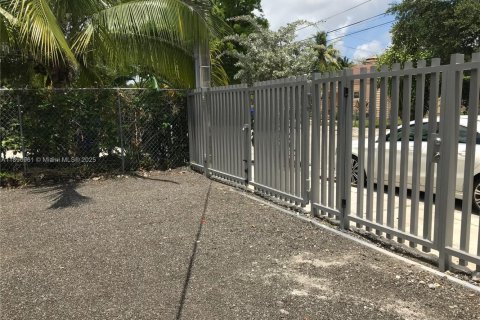Villa ou maison à louer à Miami, Floride: 2 chambres № 1947876 - photo 11
