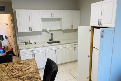 Immobilier commercial à vendre à Hialeah, Floride № 2086489 - photo 17