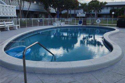Condo in Fort Lauderdale, Florida, 1 bedroom  № 2021076 - photo 15