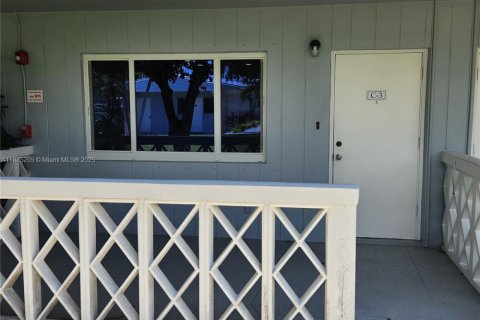Condo in Fort Lauderdale, Florida, 1 bedroom  № 2021076 - photo 2