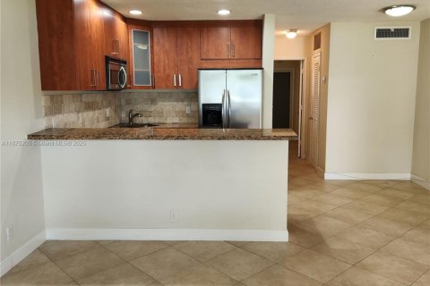 Condo in Fort Lauderdale, Florida, 1 bedroom  № 2021076 - photo 5