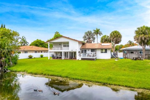 House in Weston, Florida 4 bedrooms, 231.05 sq.m. № 1896183 - photo 13