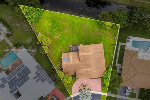 House in Weston, Florida 4 bedrooms, 231.05 sq.m. № 1896183 - photo 14