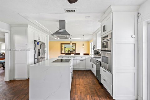 House in Weston, Florida 4 bedrooms, 231.05 sq.m. № 1896183 - photo 4