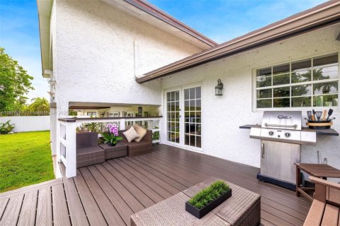 House in Weston, Florida 4 bedrooms, 231.05 sq.m. № 1896183 - photo 2