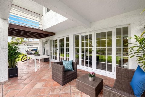 House in Weston, Florida 4 bedrooms, 231.05 sq.m. № 1896183 - photo 12