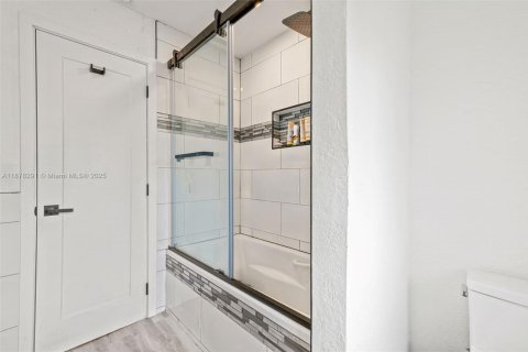 House in Weston, Florida 4 bedrooms, 231.05 sq.m. № 1896183 - photo 23