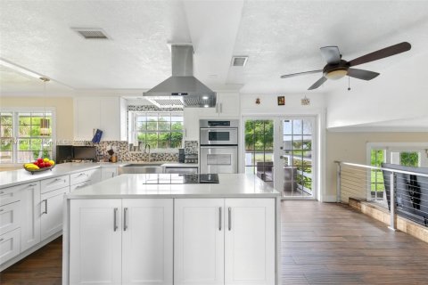 House in Weston, Florida 4 bedrooms, 231.05 sq.m. № 1896183 - photo 1