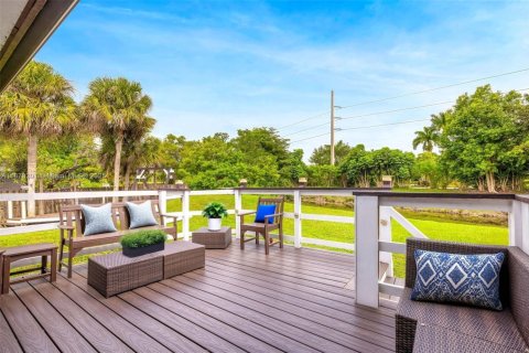 House in Weston, Florida 4 bedrooms, 231.05 sq.m. № 1896183 - photo 3