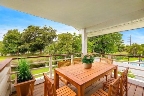 House in Weston, Florida 4 bedrooms, 231.05 sq.m. № 1896183 - photo 16