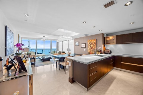Condo in Sunny Isles Beach, Florida, 3 bedrooms № 2089881 - photo 9