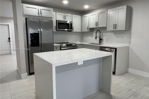 Villa ou maison à louer à Miami, Floride: 2 chambres, 117.06 m2 № 1971659 - photo 2