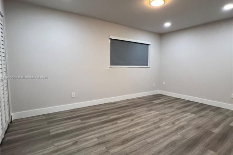 Villa ou maison à louer à Miami, Floride: 2 chambres, 117.06 m2 № 1971659 - photo 10