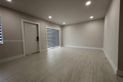 Villa ou maison à louer à Miami, Floride: 2 chambres, 117.06 m2 № 1971659 - photo 7