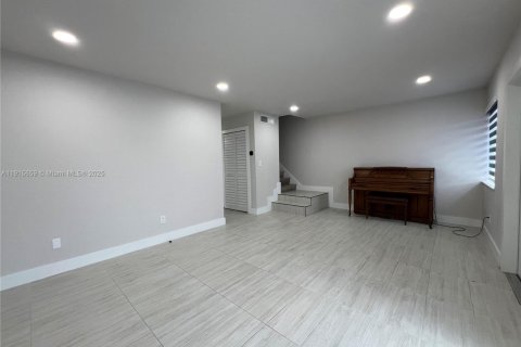 Villa ou maison à louer à Miami, Floride: 2 chambres, 117.06 m2 № 1971659 - photo 9