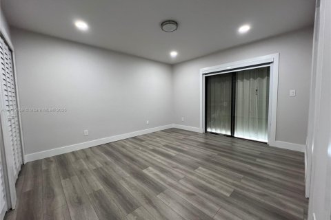 Villa ou maison à louer à Miami, Floride: 2 chambres, 117.06 m2 № 1971659 - photo 11