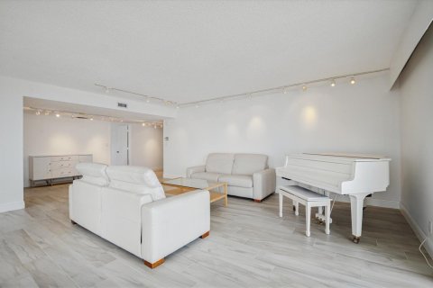 Condo in Pompano Beach, Florida, 2 bedrooms  № 2270475 - photo 3