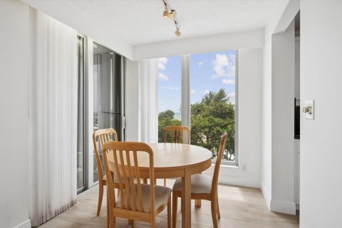 Condo in Pompano Beach, Florida, 2 bedrooms  № 2270475 - photo 2