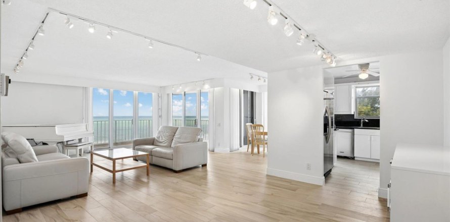 Condo in Pompano Beach, Florida, 2 bedrooms  № 2270475