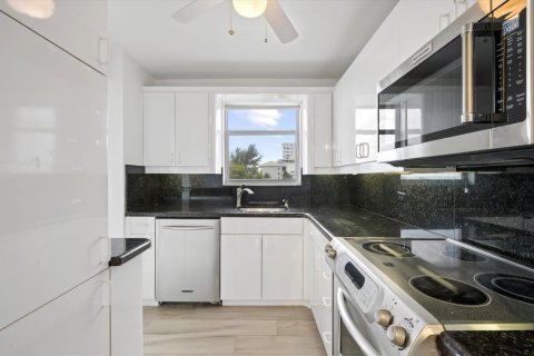 Condo in Pompano Beach, Florida, 2 bedrooms  № 2270475 - photo 4