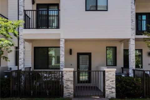 Touwnhouse à vendre à Doral, Floride: 4 chambres, 153.47 m2 № 1960923 - photo 1
