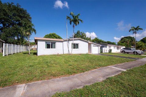 Casa en venta en Pembroke Pines, Florida, 3 dormitorios, 118.54 m2 № 2261588 - foto 3