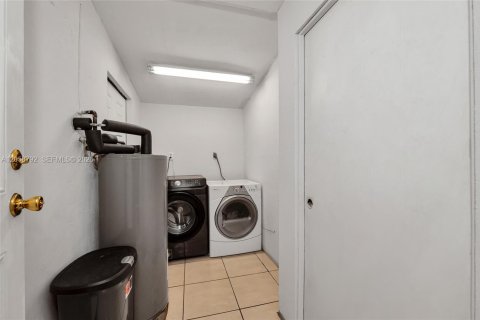 Casa en venta en Pembroke Pines, Florida, 3 dormitorios, 118.54 m2 № 2261588 - foto 25