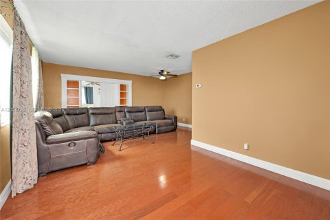 Casa en venta en Pembroke Pines, Florida, 3 dormitorios, 118.54 m2 № 2261588 - foto 5