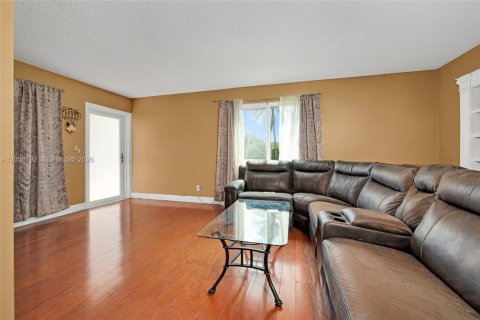 Casa en venta en Pembroke Pines, Florida, 3 dormitorios, 118.54 m2 № 2261588 - foto 4