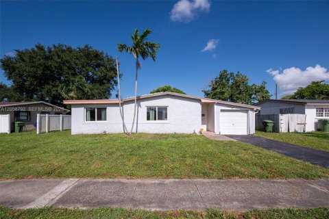 Casa en Pembroke Pines, Florida 3 dormitorios, 118.54 m2 № 2261588
