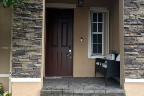 Touwnhouse à vendre à Miami, Floride: 3 chambres, 161.65 m2 № 1948133 - photo 1