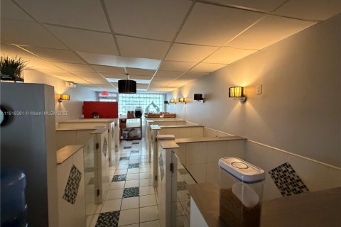 Commercial property in Miami, Florida № 1973082 - photo 1