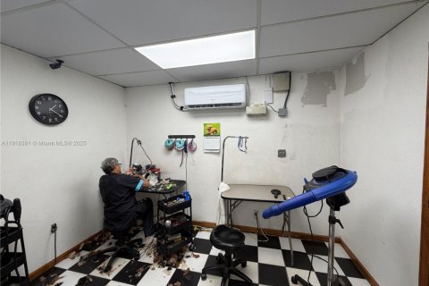 Commercial property in Miami, Florida № 1973082 - photo 6