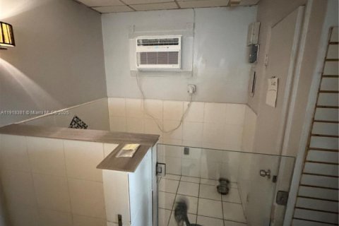 Commercial property in Miami, Florida № 1973082 - photo 2