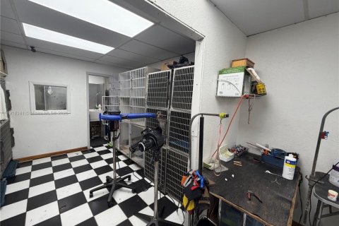 Commercial property in Miami, Florida № 1973082 - photo 4