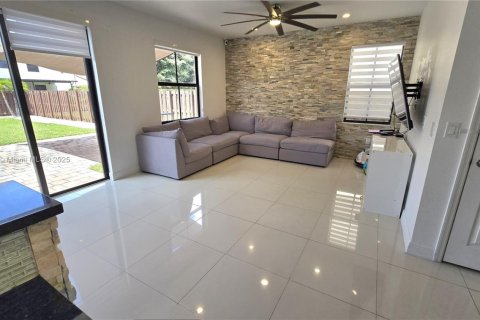 House in Doral, Florida 5 bedrooms, 277.96 sq.m. № 1946904 - photo 9