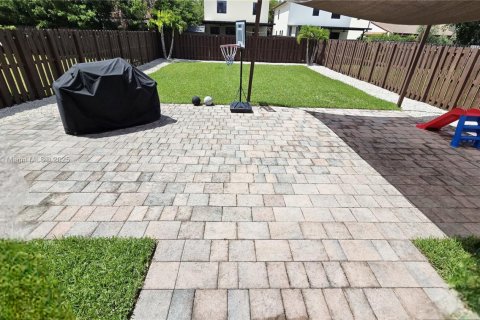 House in Doral, Florida 5 bedrooms, 277.96 sq.m. № 1946904 - photo 21